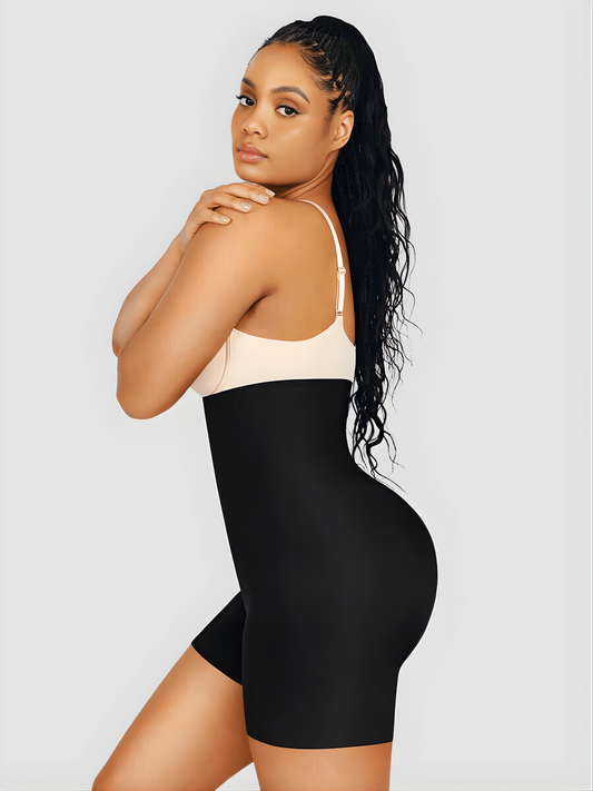 Woman wearing a black shapewear bottom with removable bum padding for an hourglass BBL-effect. Shapewear is by BodyFlexx.