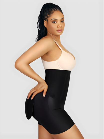 Woman wearing a black shapewear garment with removable bum padding for a BBL-effect.